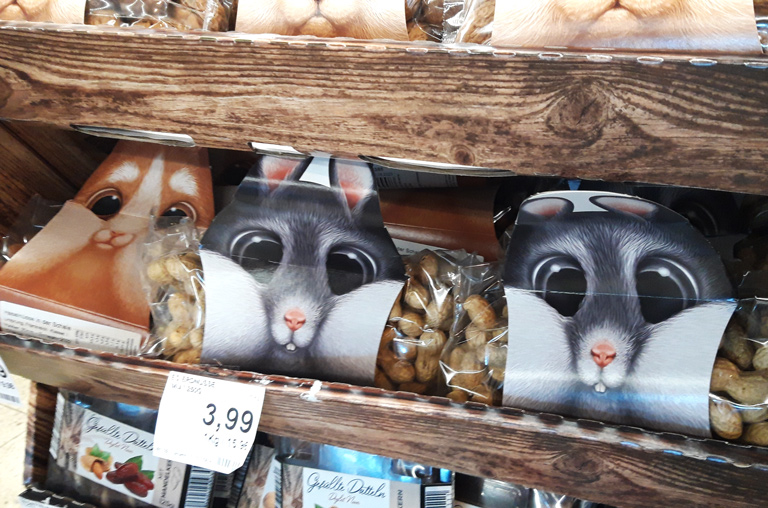 Nüsse in lustigen Tierverpackungen