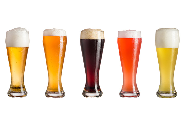 Gläser mit verschiedenen Biermischgetränken