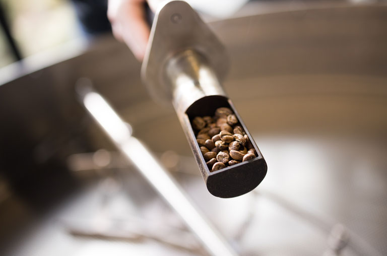 Beim Rösten werden immer wieder kleine Proben der Kaffeebohnen genommen.