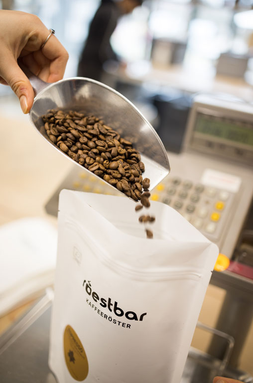 Die schonend gerösteten Kaffeebohnen werden in die neue, recycelbare Verpackung abgefüllt.