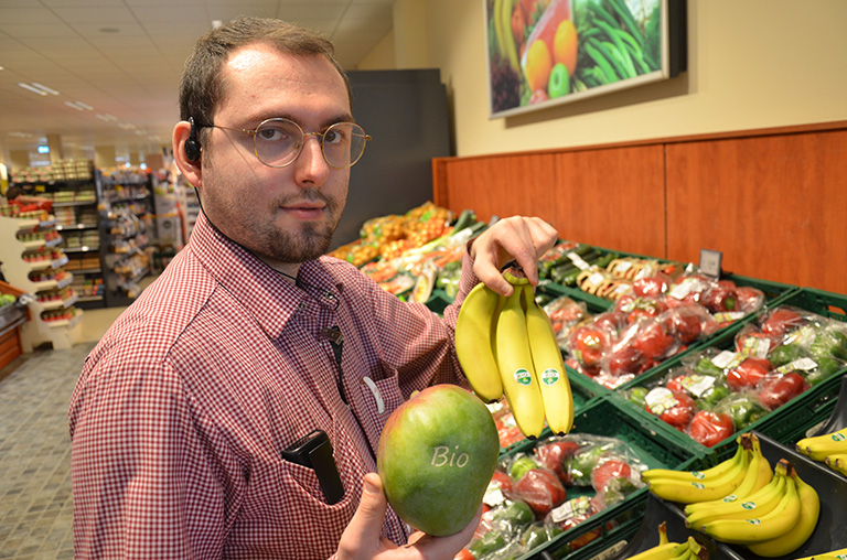 Justin Böttcher leitet die Obst- und Gemüseabteilung bei EDEKA Schneider.