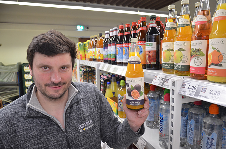 Marco Laufmöller präsentiert die Auswahl an van Nahmen Säften in der Getränkeabteilung.