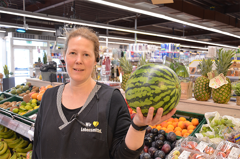 Die Obst- und Gemüseexpertin von EDEKA Laufmöller präsentiert eine Wassermelone