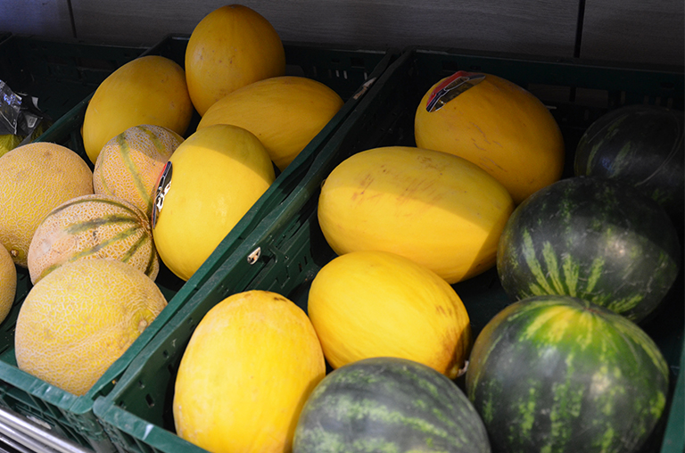 Verschiedene Melonen im Obstregal bei EDEKA Laufmöller