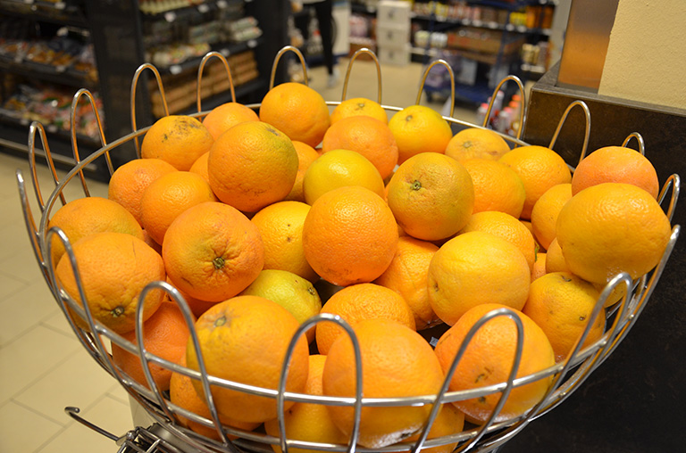 Die frischen Orangen warten darauf, zu leckeren Saft gepresst zu werden.