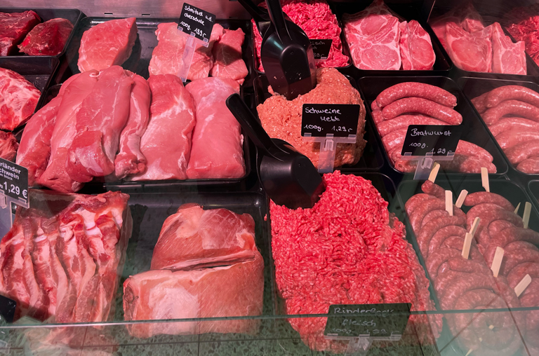 Die neue Bedientheke im Markt von EDEKA Laufmöller bietet Fleisch vom Schwein und Rind aus der Region an