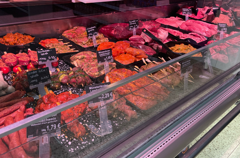 Die neue Bedientheke im Markt von EDEKA Laufmöller bietet Fleisch vom Schwein und Rind aus der Region an